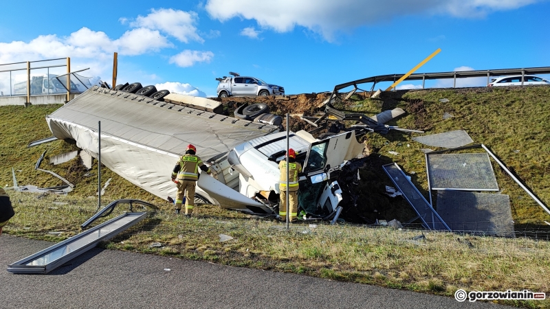 3/12 S3: Ciężarówka zderzyła się z dwoma busami i spadła ze skarpy