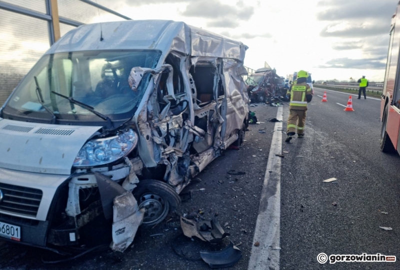 4/12 S3: Ciężarówka zderzyła się z dwoma busami i spadła ze skarpy