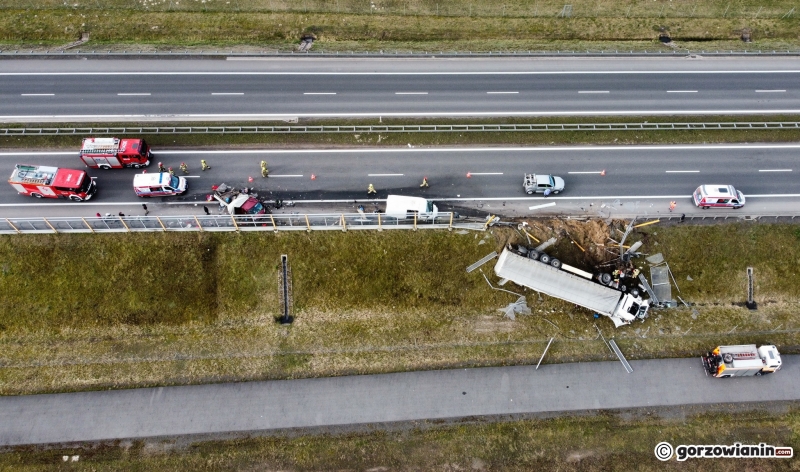7/12 S3: Ciężarówka zderzyła się z dwoma busami i spadła ze skarpy