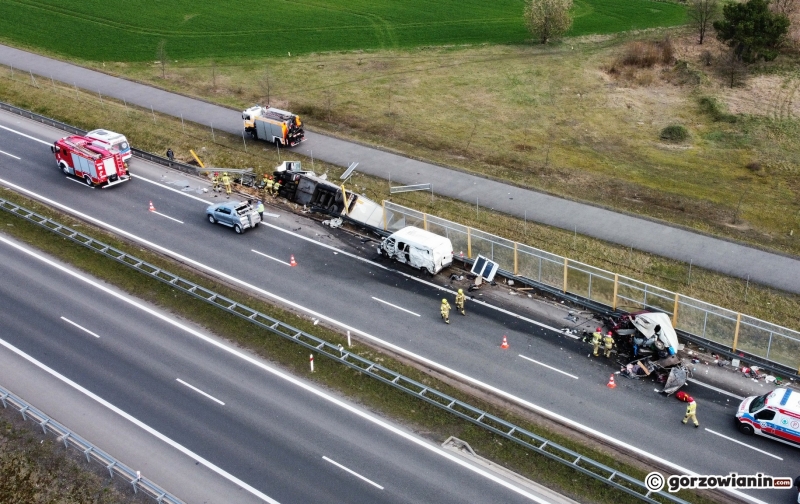 9/12 S3: Ciężarówka zderzyła się z dwoma busami i spadła ze skarpy
