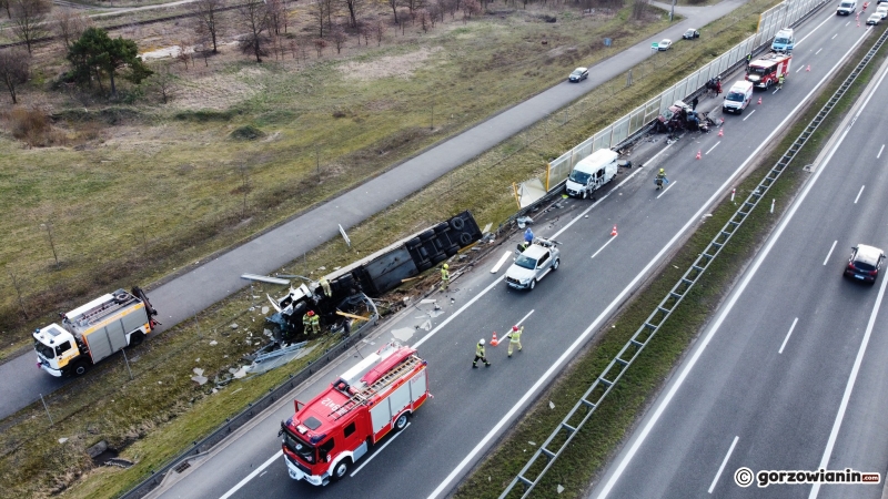 11/12 S3: Ciężarówka zderzyła się z dwoma busami i spadła ze skarpy