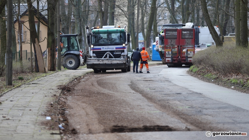 1/7 Zamknięta stara jezdnia ul. Słowiańskiej w Gorzowie. Wykonawca przystąpił do prac