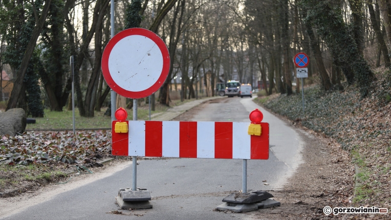 2/7 Zamknięta stara jezdnia ul. Słowiańskiej w Gorzowie. Wykonawca przystąpił do prac