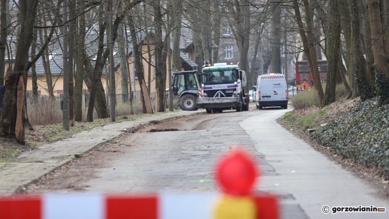 3/7 Zamknięta stara jezdnia ul. Słowiańskiej w Gorzowie. Wykonawca przystąpił do prac