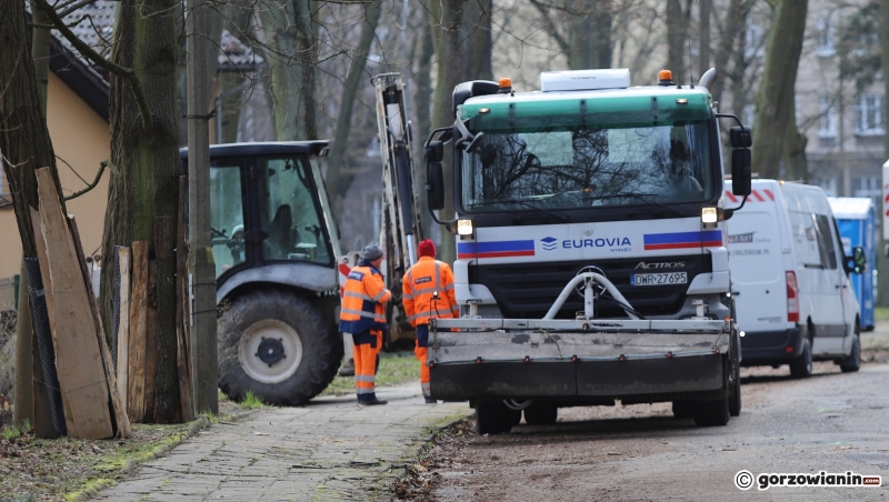 4/7 Zamknięta stara jezdnia ul. Słowiańskiej w Gorzowie. Wykonawca przystąpił do prac