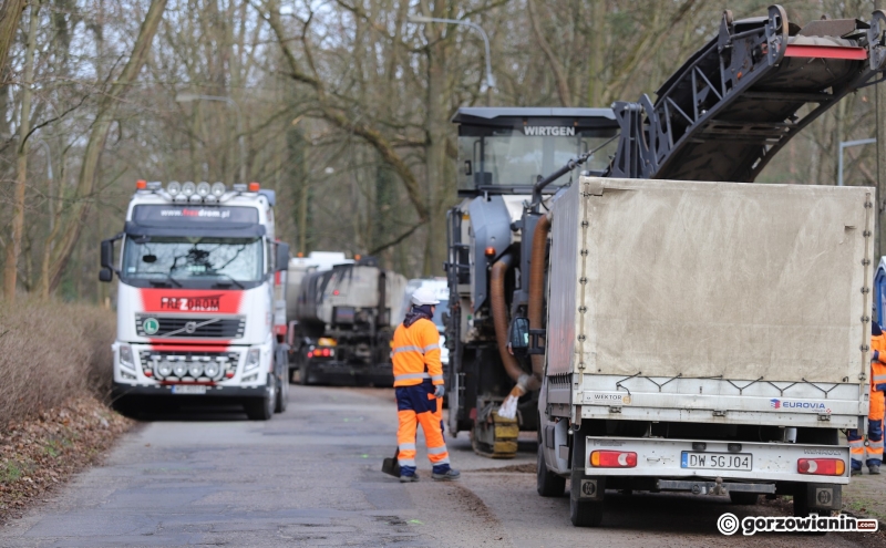 6/7 Zamknięta stara jezdnia ul. Słowiańskiej w Gorzowie. Wykonawca przystąpił do prac