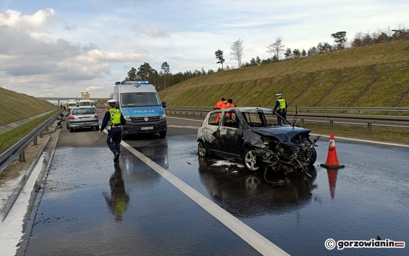 2/3 Zderzenie i pożar na S3. Samochód stanął w płomieniach