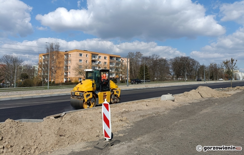 1/5 Wylewanie asfaltu na drugiej nitce ul. Walczaka w Gorzowie