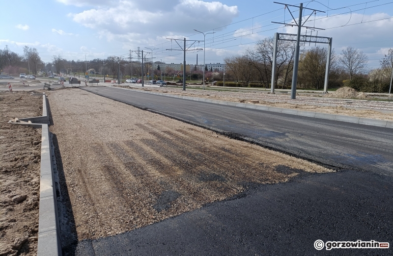 3/5 Wylewanie asfaltu na drugiej nitce ul. Walczaka w Gorzowie