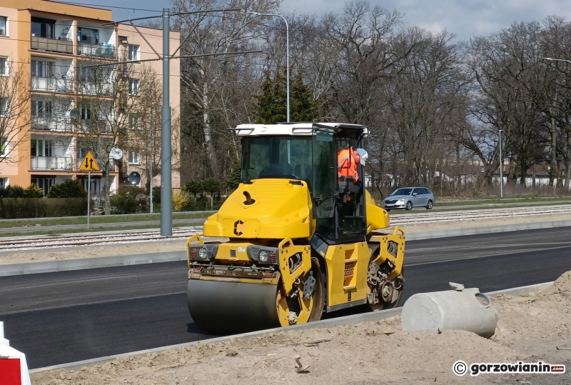 4/5 Wylewanie asfaltu na drugiej nitce ul. Walczaka w Gorzowie