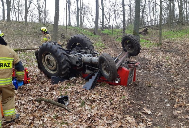 3/9 Mężczyzna został przygnieciony przez ciągnik w lesie
