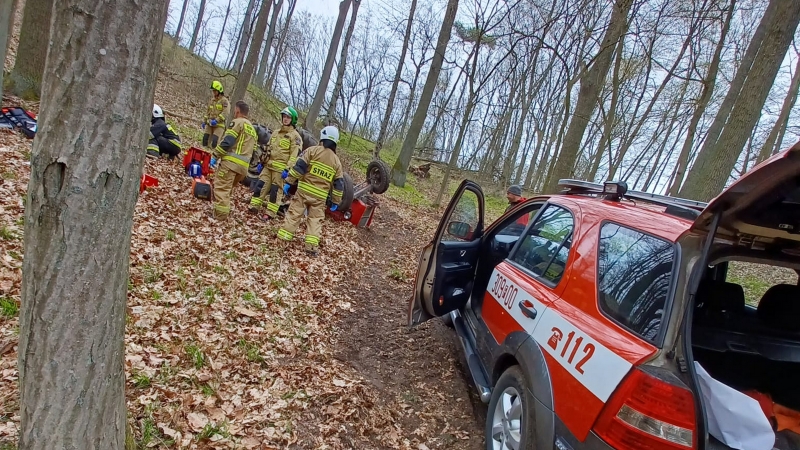 8/9 Mężczyzna został przygnieciony przez ciągnik w lesie