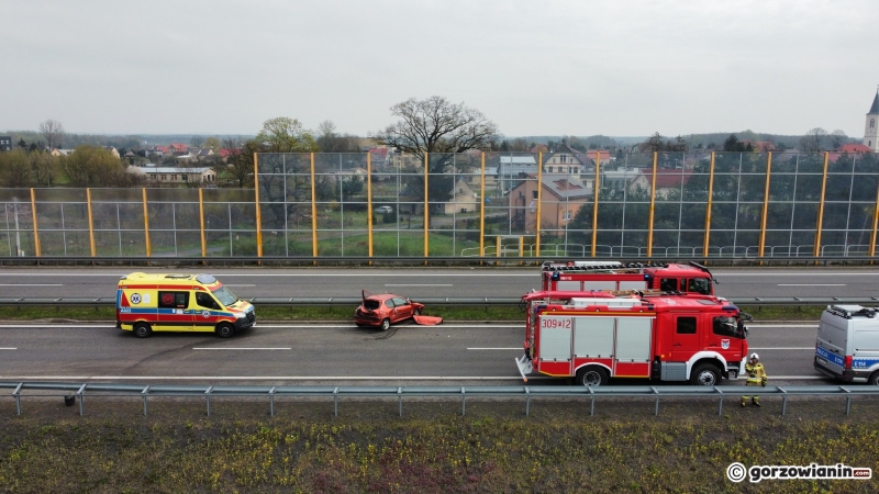 1/4 Wypadek na S3. Peugeot uderzył w bariery energochłonne