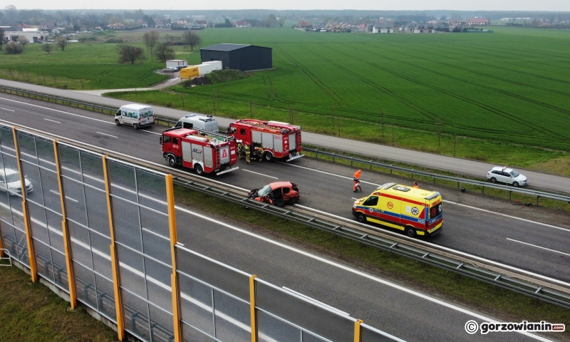 2/4 Wypadek na S3. Peugeot uderzył w bariery energochłonne