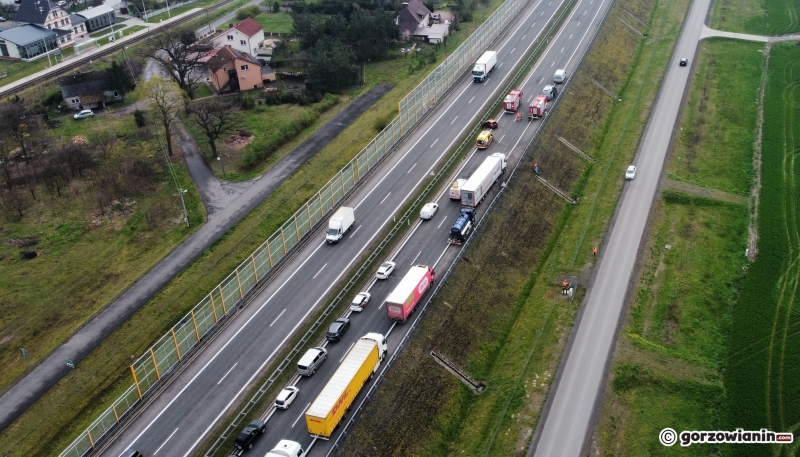4/4 Wypadek na S3. Peugeot uderzył w bariery energochłonne