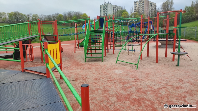 3/7 Zaniedbany plac zabaw przy Filharmonii Gorzowskiej