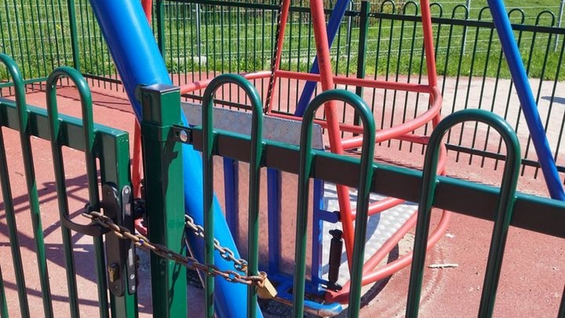 7/7 Zaniedbany plac zabaw przy Filharmonii Gorzowskiej