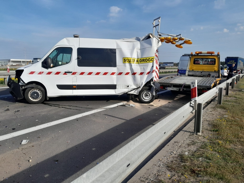 1/5 S3 w Gorzowie. Ciężarówka wjeżdża w pojazd służby drogowej