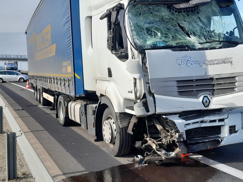 4/5 S3 w Gorzowie. Ciężarówka wjeżdża w pojazd służby drogowej