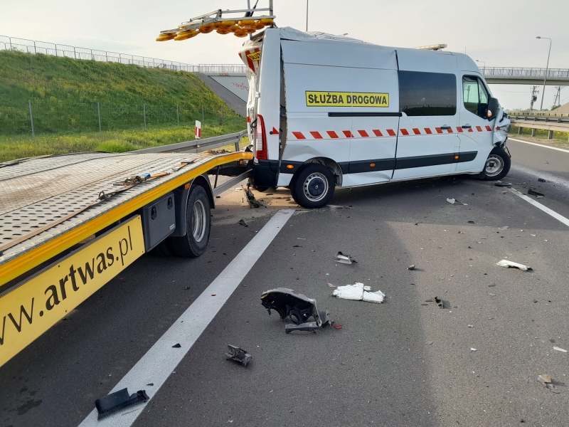 5/5 S3 w Gorzowie. Ciężarówka wjeżdża w pojazd służby drogowej