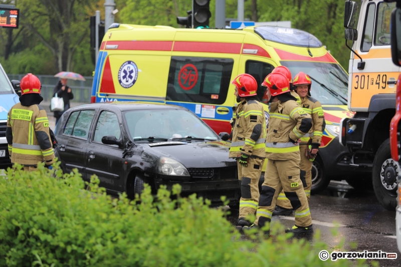 1/3 Rozbiła renault o latarnię przy ul. Walczaka w Gorzowie