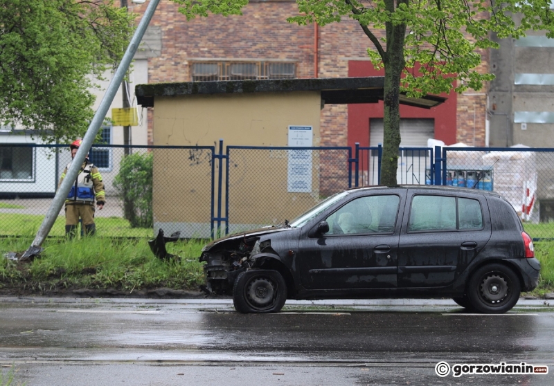 2/3 Rozbiła renault o latarnię przy ul. Walczaka w Gorzowie