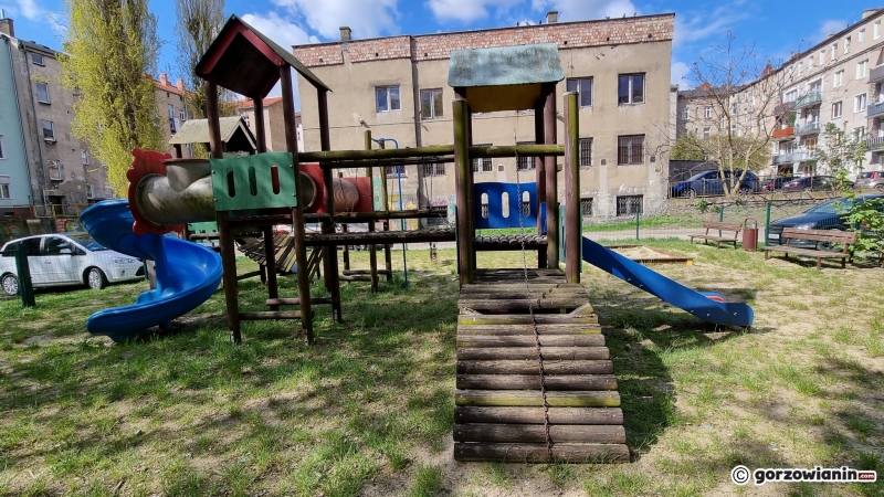 10/12 Zaniedbany i zamknięty plac zabaw w Śródmieściu Gorzowa
