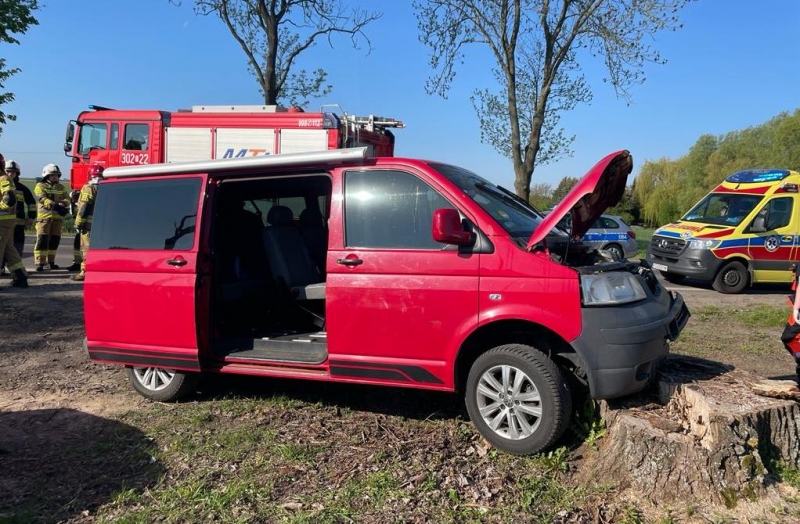 1/3 Czołowe zderzenia fiata i busa w Deszcznie