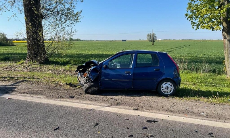 2/3 Czołowe zderzenia fiata i busa w Deszcznie