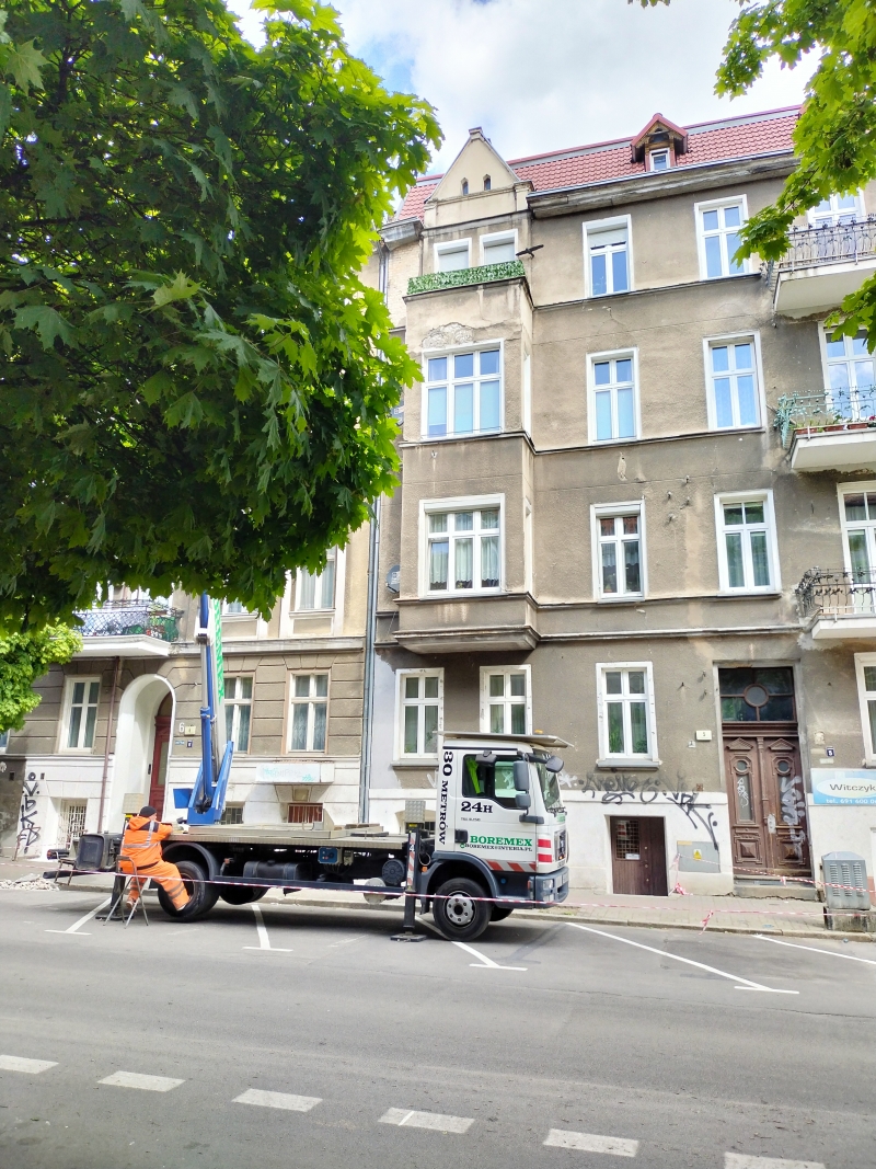 3/3 Skuwali odpadający tynk. Odkryli dawne zdobienia kamienicy