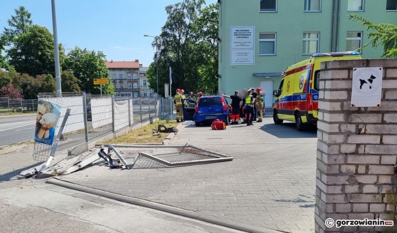 2/6 Kierujący mitsubishi uderzył w płot przychodni