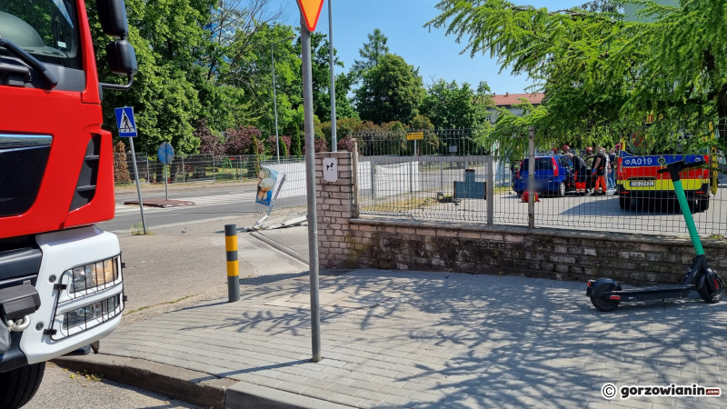 3/6 Kierujący mitsubishi uderzył w płot przychodni