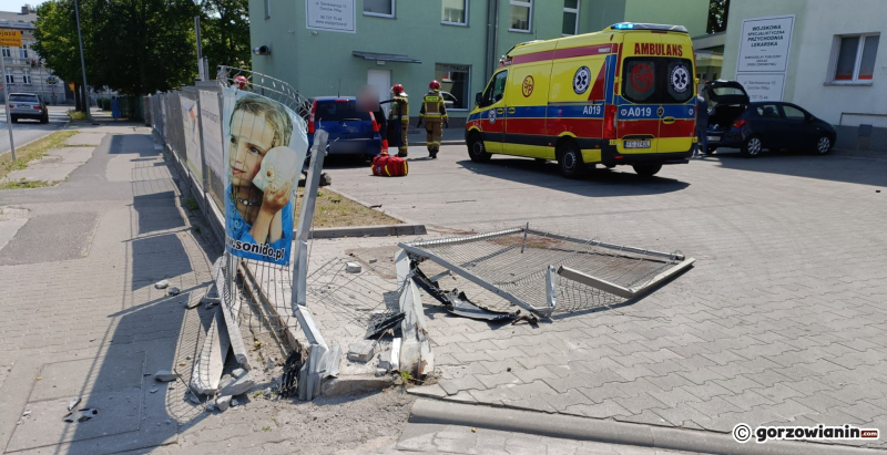 4/6 Kierujący mitsubishi uderzył w płot przychodni