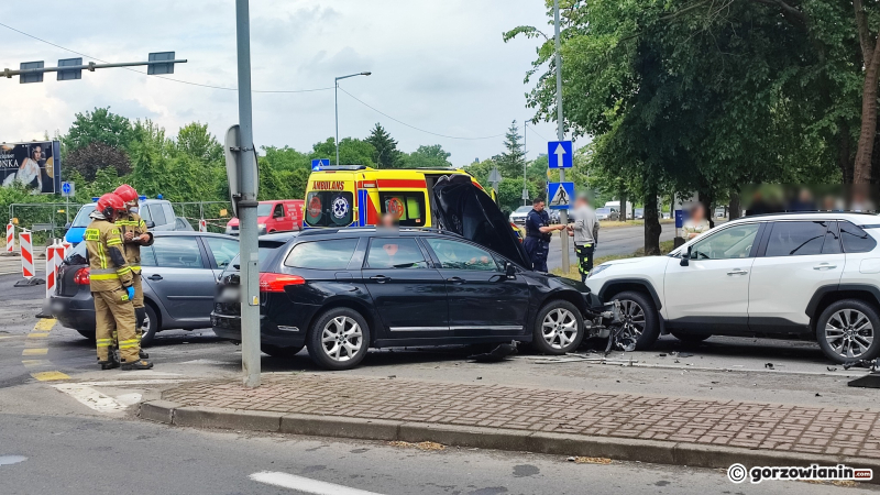 1/6 Zderzenie volkswagena, citroena i toyoty na remontowanym skrzyżowaniu