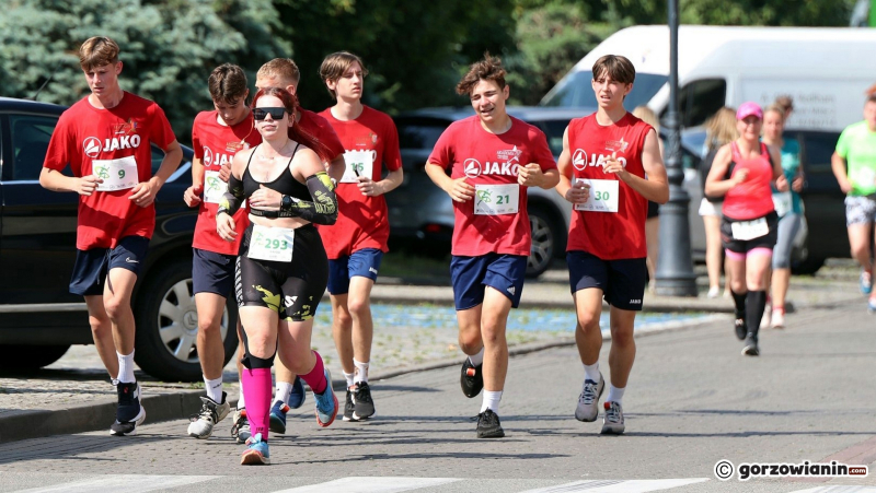 32/36 Gorzowska Nadwarciańska Dycha. Biegacze opanowali ulice Gorzowa