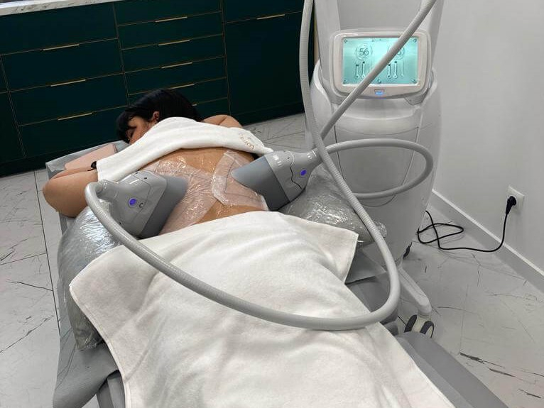 3/3 Pozbądź się niechcianej tkanki tłuszczowej od szyi po kolana bez skalpela! 