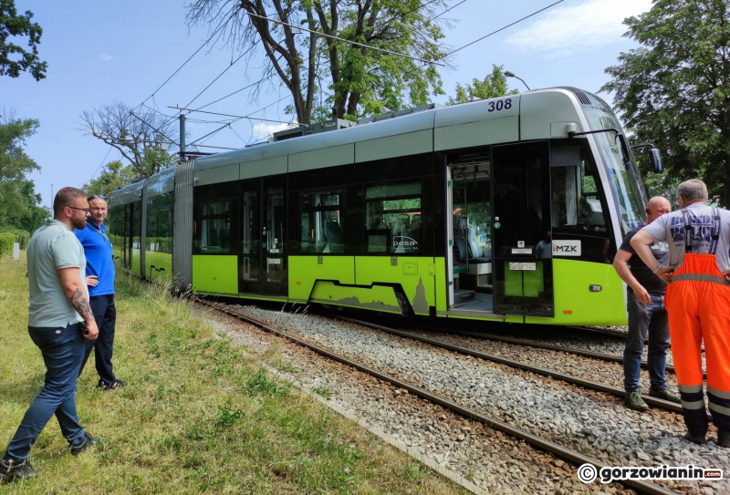 3/9 Wykolejony tramwaj przy ul. Walczaka w Gorzowie