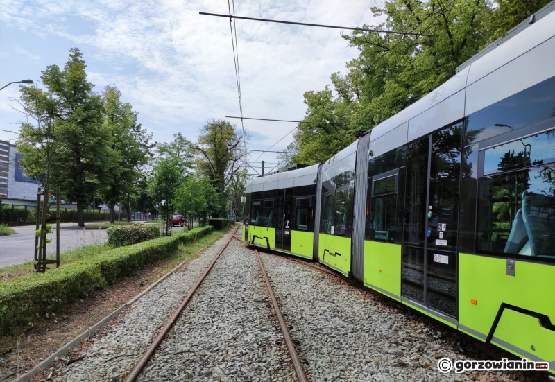 4/9 Wykolejony tramwaj przy ul. Walczaka w Gorzowie