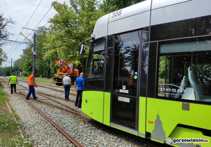5/9 Wykolejony tramwaj przy ul. Walczaka w Gorzowie