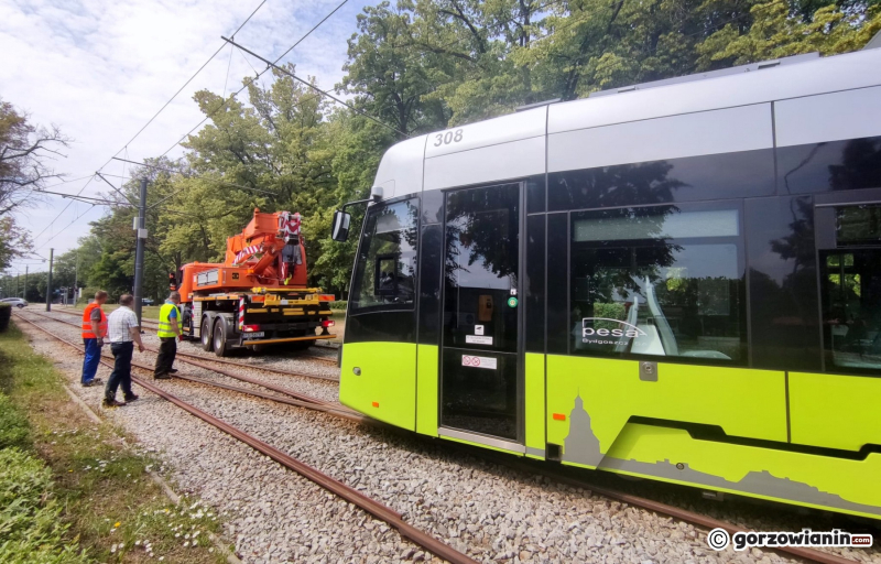 6/9 Wykolejony tramwaj przy ul. Walczaka w Gorzowie