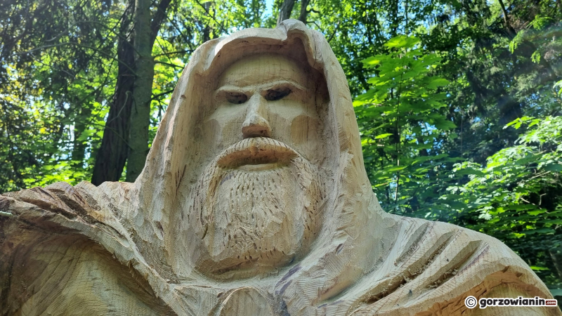 4/7 Rzeźba Peruna Gromowładnego w parku Słowiańskim w Gorzowie