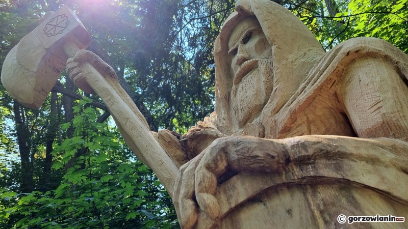 5/7 Rzeźba Peruna Gromowładnego w parku Słowiańskim w Gorzowie