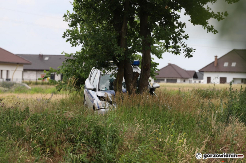 4/6 Radiowóz rozbił się o drzewo w Ulimiu