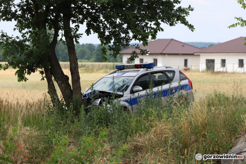 6/6 Radiowóz rozbił się o drzewo w Ulimiu