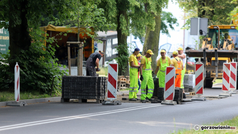 8/9 Wolna amerykanka na Piłsudskiego. Kierowcy znów jeżdżą po chodniku