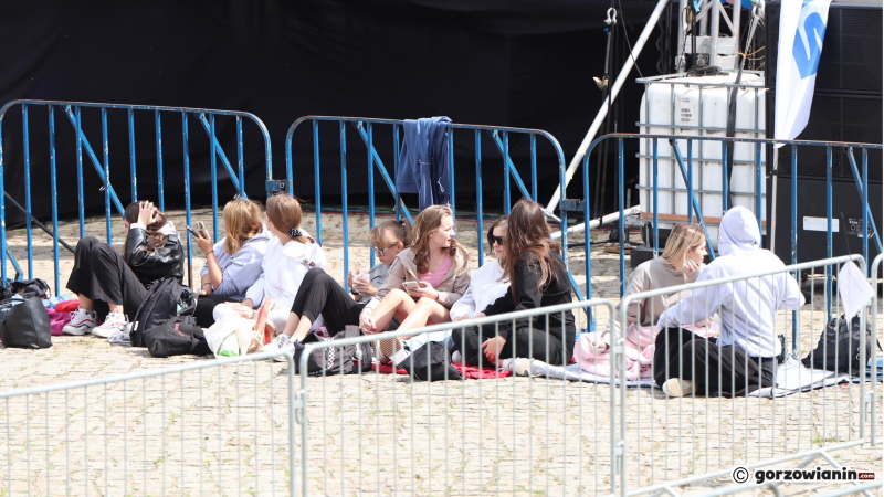 5/8 Fanki Dawida Kwiatkowskiego koczują pod sceną w Gorzowie
