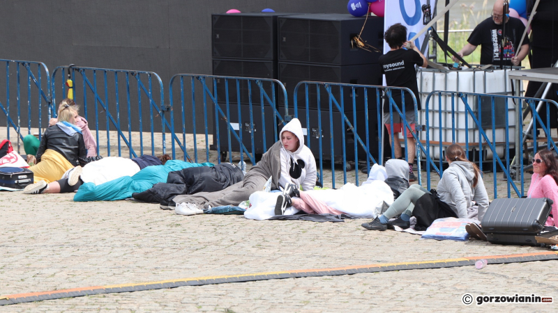 6/8 Fanki Dawida Kwiatkowskiego koczują pod sceną w Gorzowie