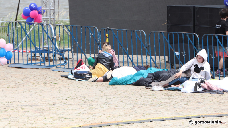 7/8 Fanki Dawida Kwiatkowskiego koczują pod sceną w Gorzowie