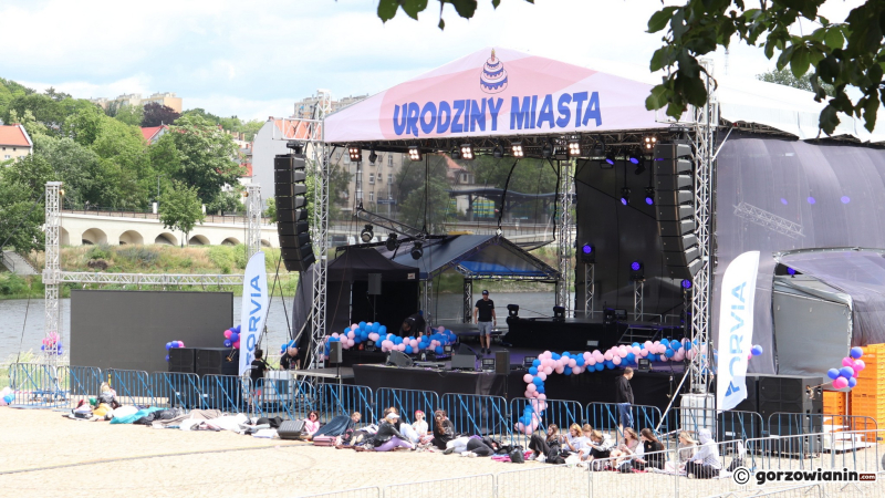 8/8 Fanki Dawida Kwiatkowskiego koczują pod sceną w Gorzowie