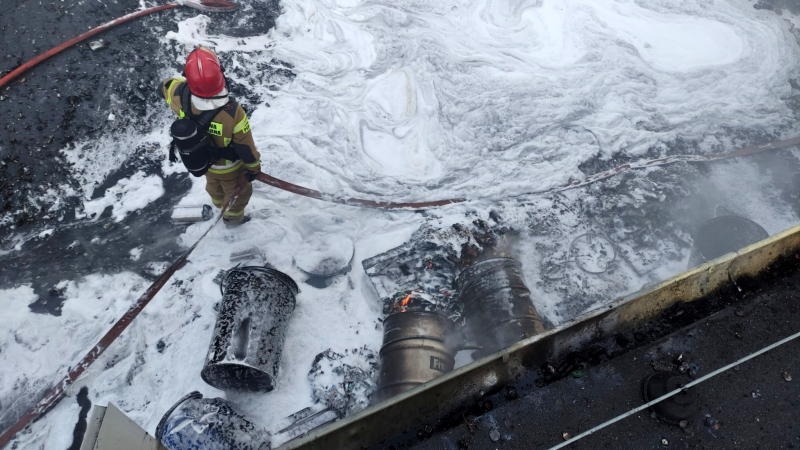 3/5 Pożar na terenie firmy w Stanowicach. Paliły się pojemniki z bateriami i akumulatorami